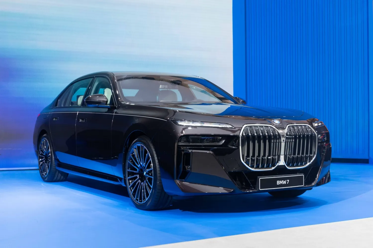 2026 부산모빌리티쇼: 새차 – 꾸밈새 차별화해 29대 한정 판매되는 BMW 7시리즈 네로 루쏘 에디션
