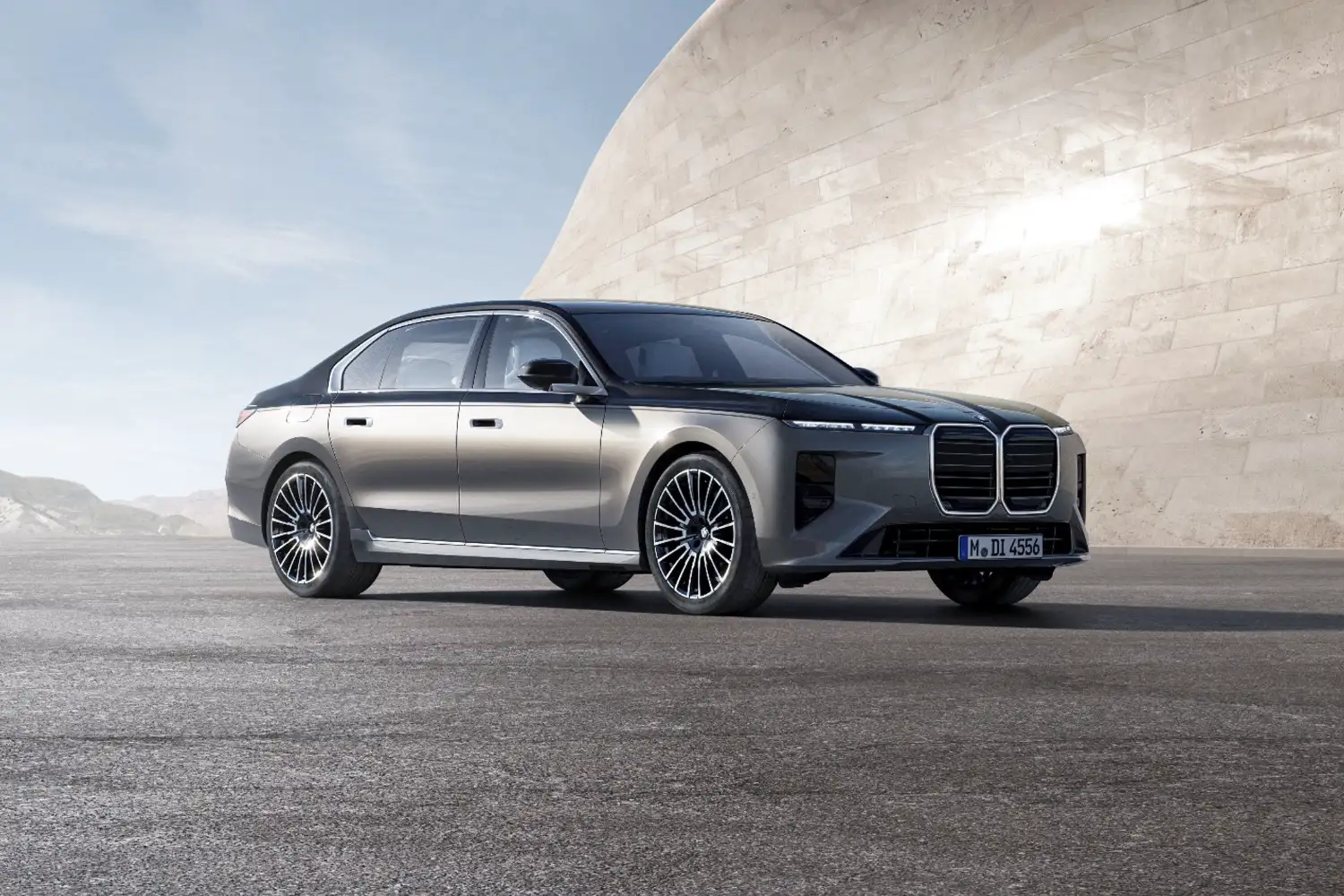 2027 BMW 7 시리즈 - 740 xDrive - 외관 - 전측면 - 동반석측 - 건물 배경